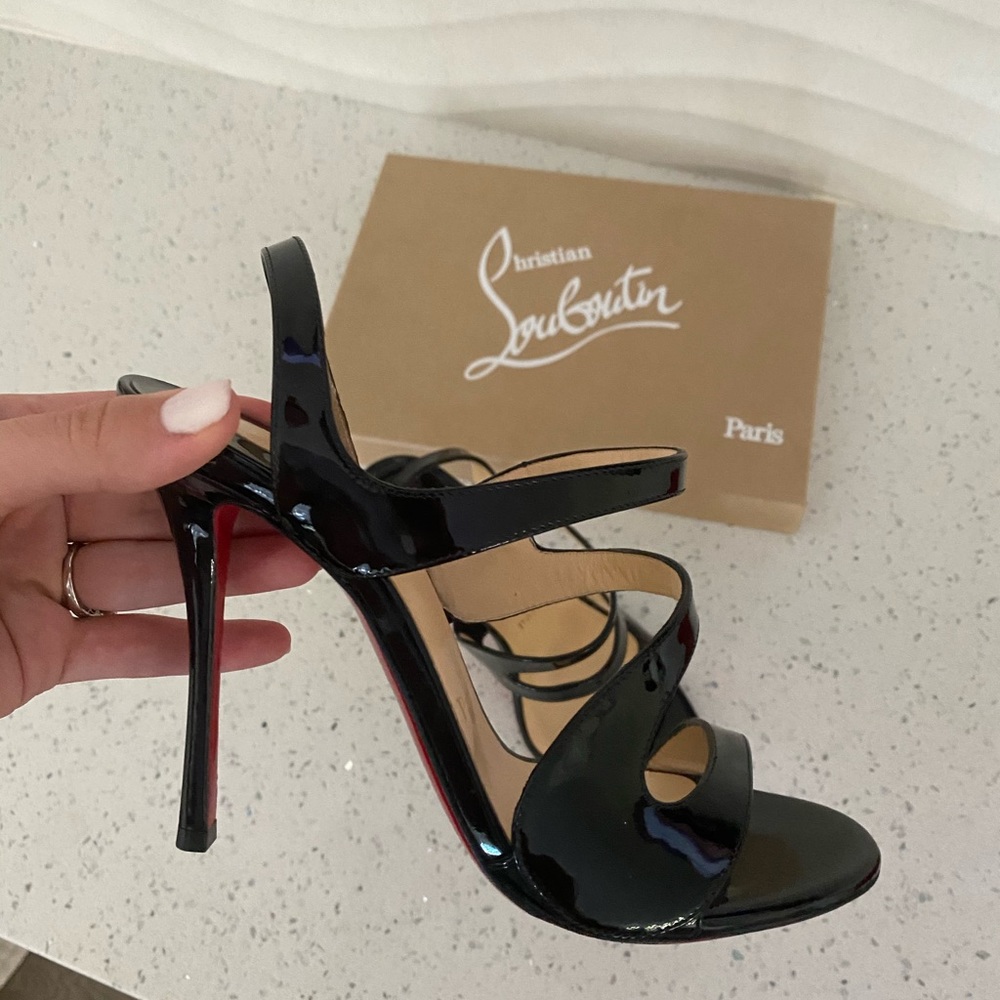 New CHRISTIAN LOUBOUTIN
Vavazou Asymmetric Sandals - Picture 11 of 14